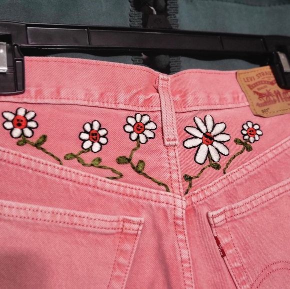 Hand-embroidered 501 Levi's Pink Denim Cutoff Shorts with Retro Flowers-Waist 27 - Picture 5 of 7